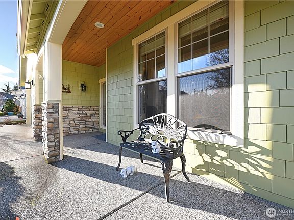 2nd image of 965 Chestnut Loop