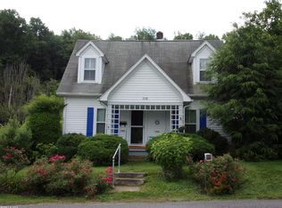 208 Wolf St, Narrows, VA 24124