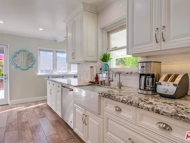 21447 Providencia St — Photo 32