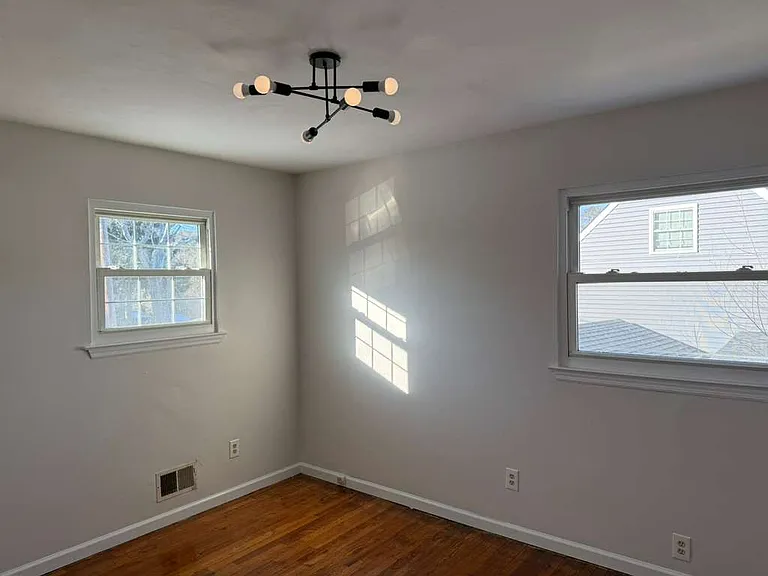 995 Hunt Dr — Photo 7