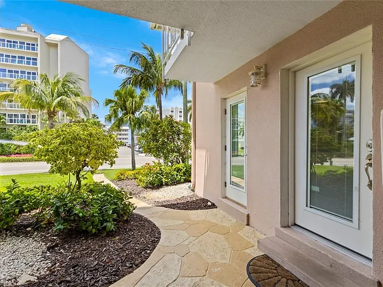 1910 Gulf Shore Blvd N #104 — Photo 3