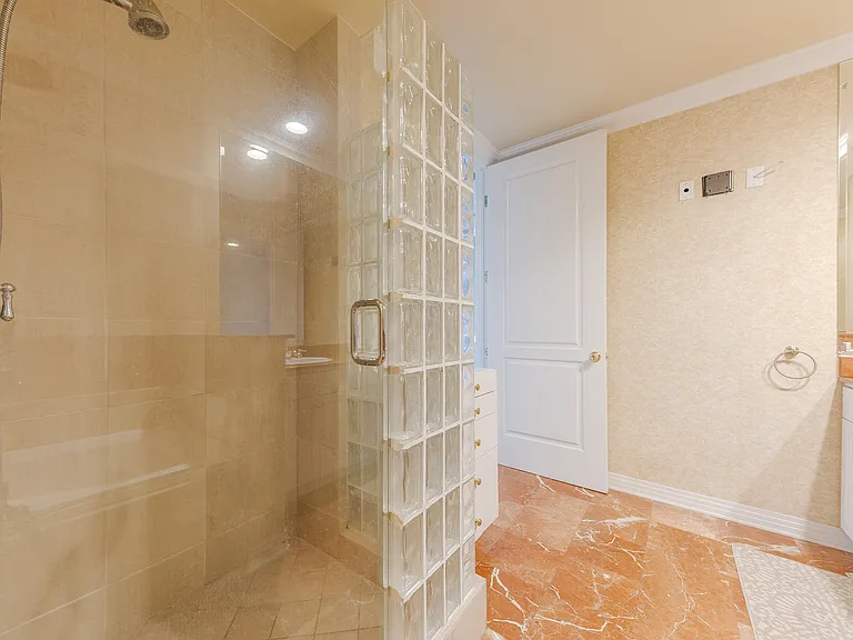 748 Locust St — Photo 17