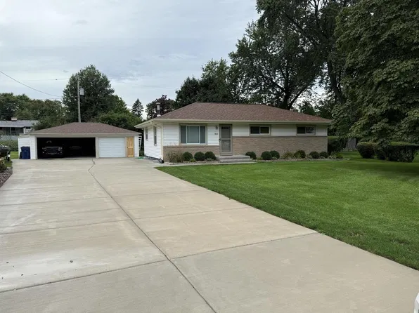 8811 S Charmaine CIRCLE, Oak Creek, WI 53154