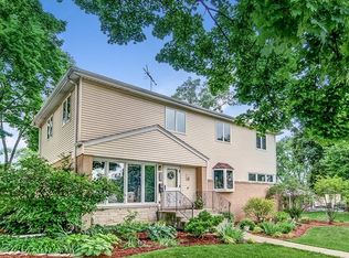 1104 N Pine Ct, Arlington Heights, IL 60004