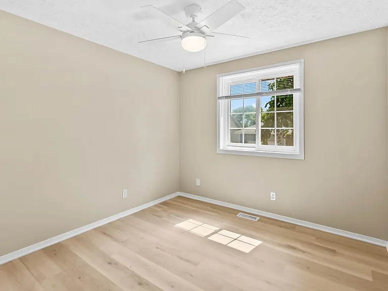 5732 S 137th St — Photo 17