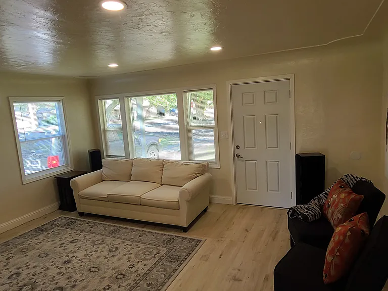 2024 Roble Ave — Photo 8