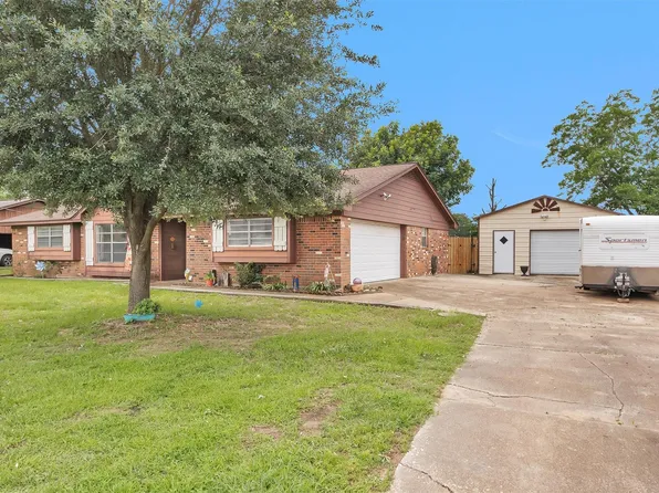 208 Gerald St, Willis, TX 77378