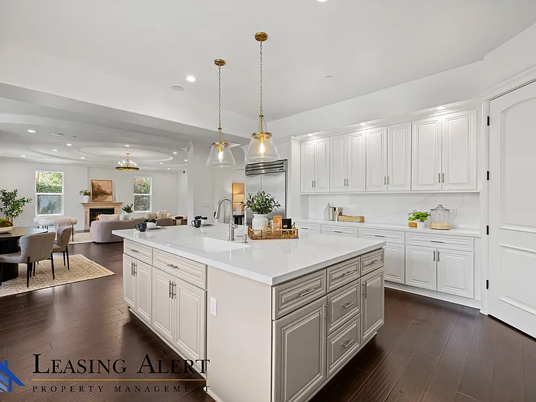 5011 Hayvenhurst Ave #5011 — Photo 14