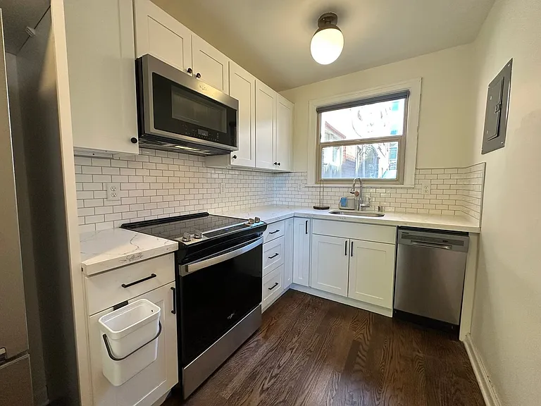5234 University Way NE — Photo 26