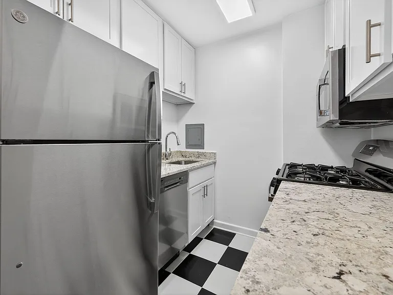 Hill House Apartments — Photo 18