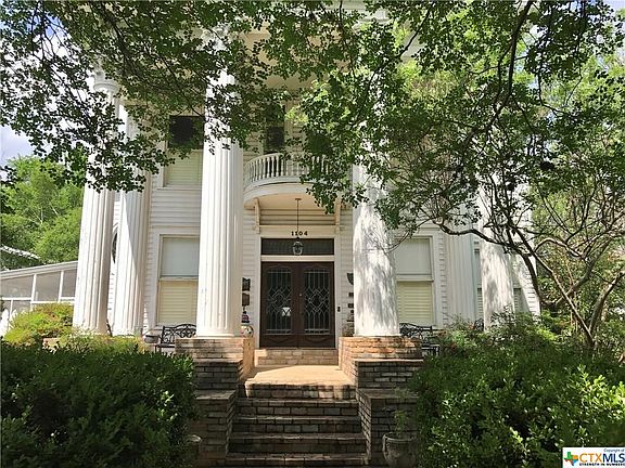 5th image of 1104 W Hopkins St