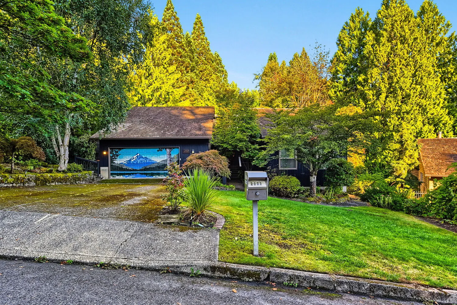 3 bed, 2.0 bath, 2140 sqft, $3,295 — Photo 3