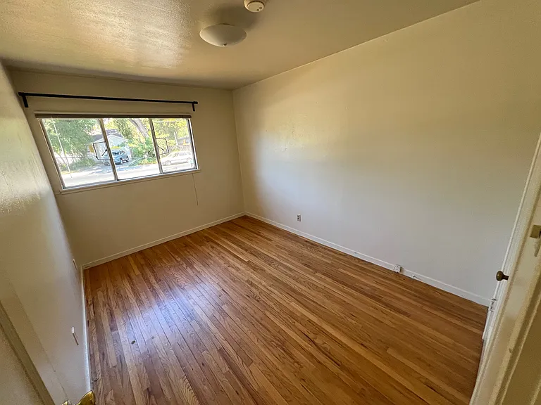 916 Eureka Ave — Photo 6