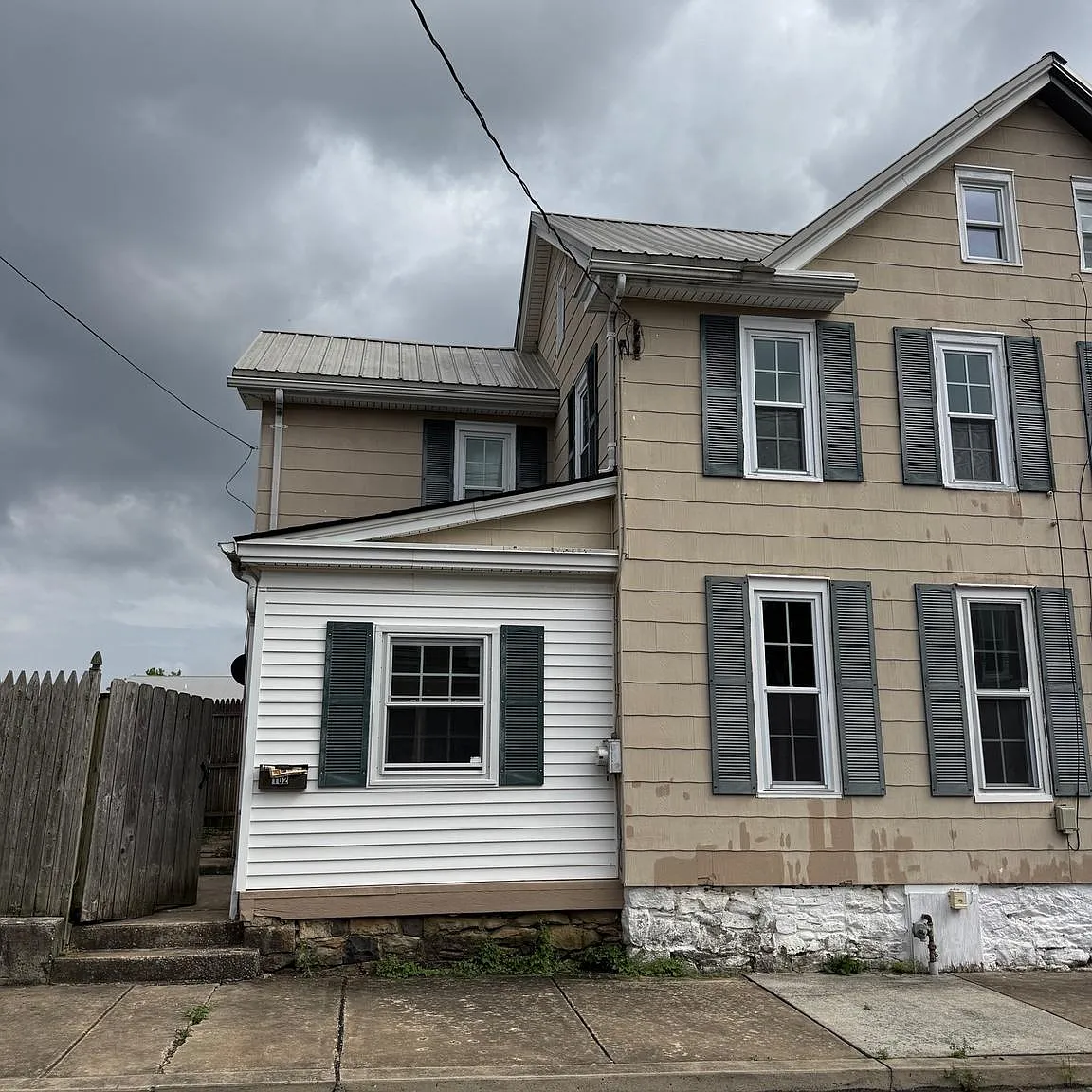 3 bed, 1040 sqft, $1,595 — Photo 1