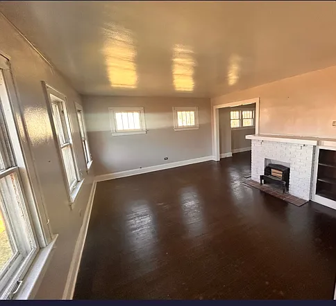 2126 Joffre St — Photo 8