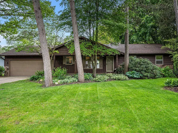 916 N Kingwood Ct, Holland, MI 49424