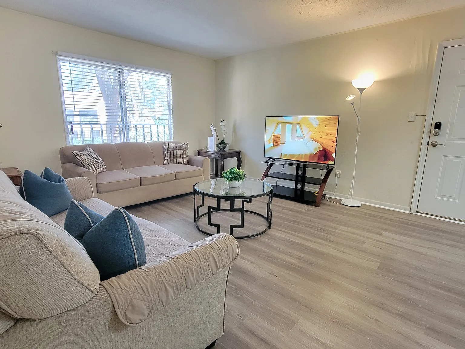 2 bed, 900 sqft, $1,700 — Photo 1
