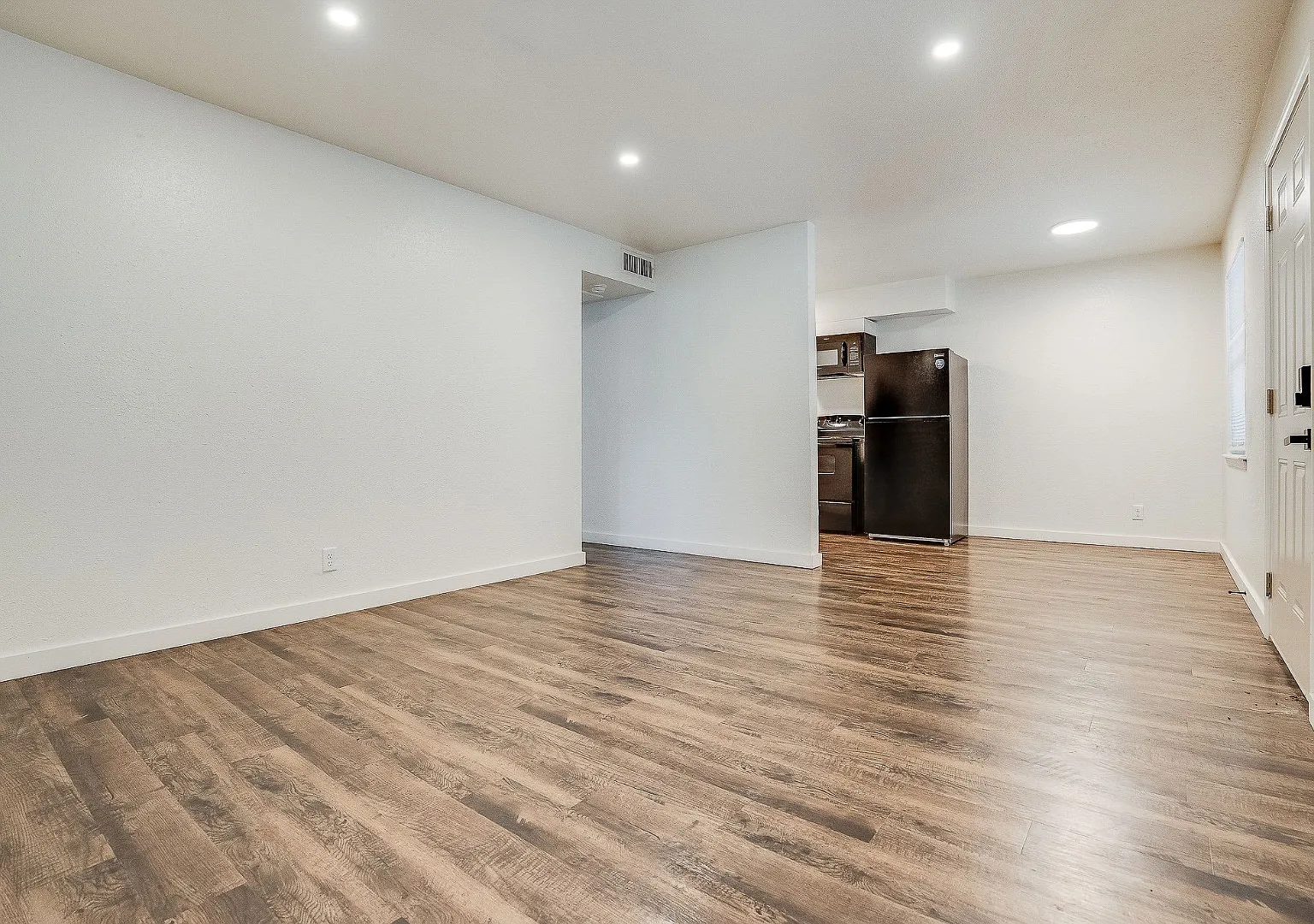 1152 S Quaker Ave - 1152 S Quaker Ave Unit 3 — Photo 1