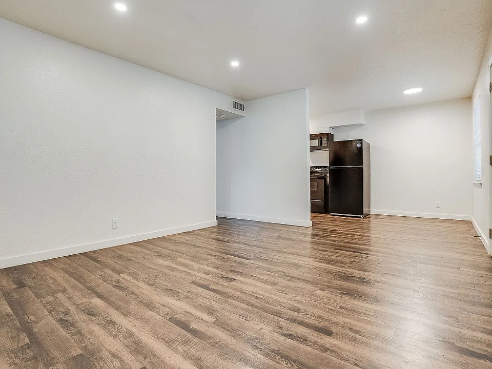 1152 S Quaker Ave #3