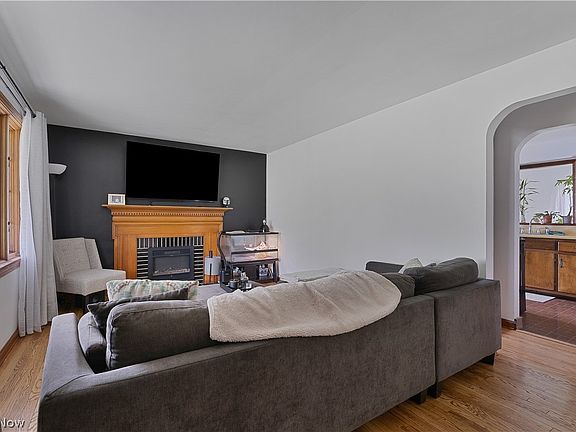 3rd image of 4649 Waseka Ln