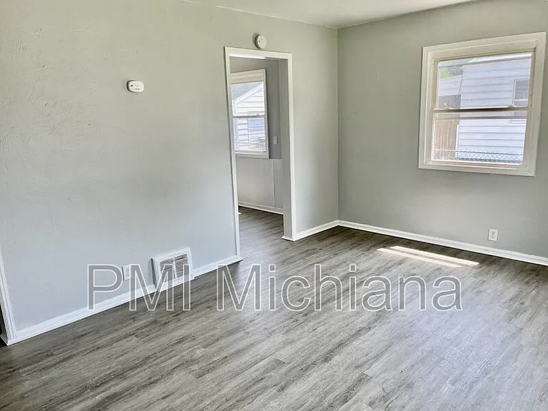230 N Albert Ave — Photo 5
