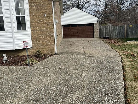 3rd image of 7901 Jennifer Ridge Pl