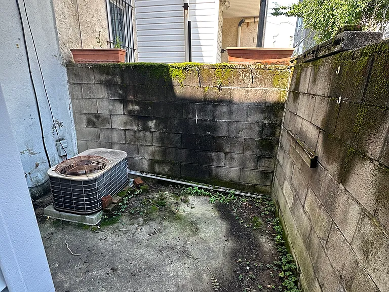 2205 Madison Sq — Photo 11
