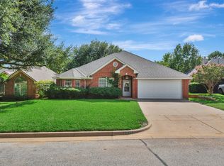 2214 New Mill Ln, Arlington, TX 76012