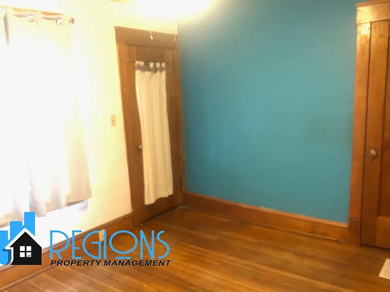 501 E Locust St — Photo 12