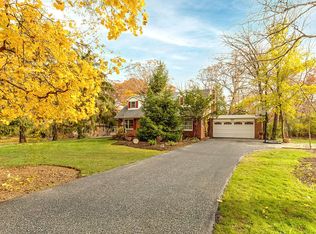 233 Forest View Dr, Lake Bluff, IL 60044