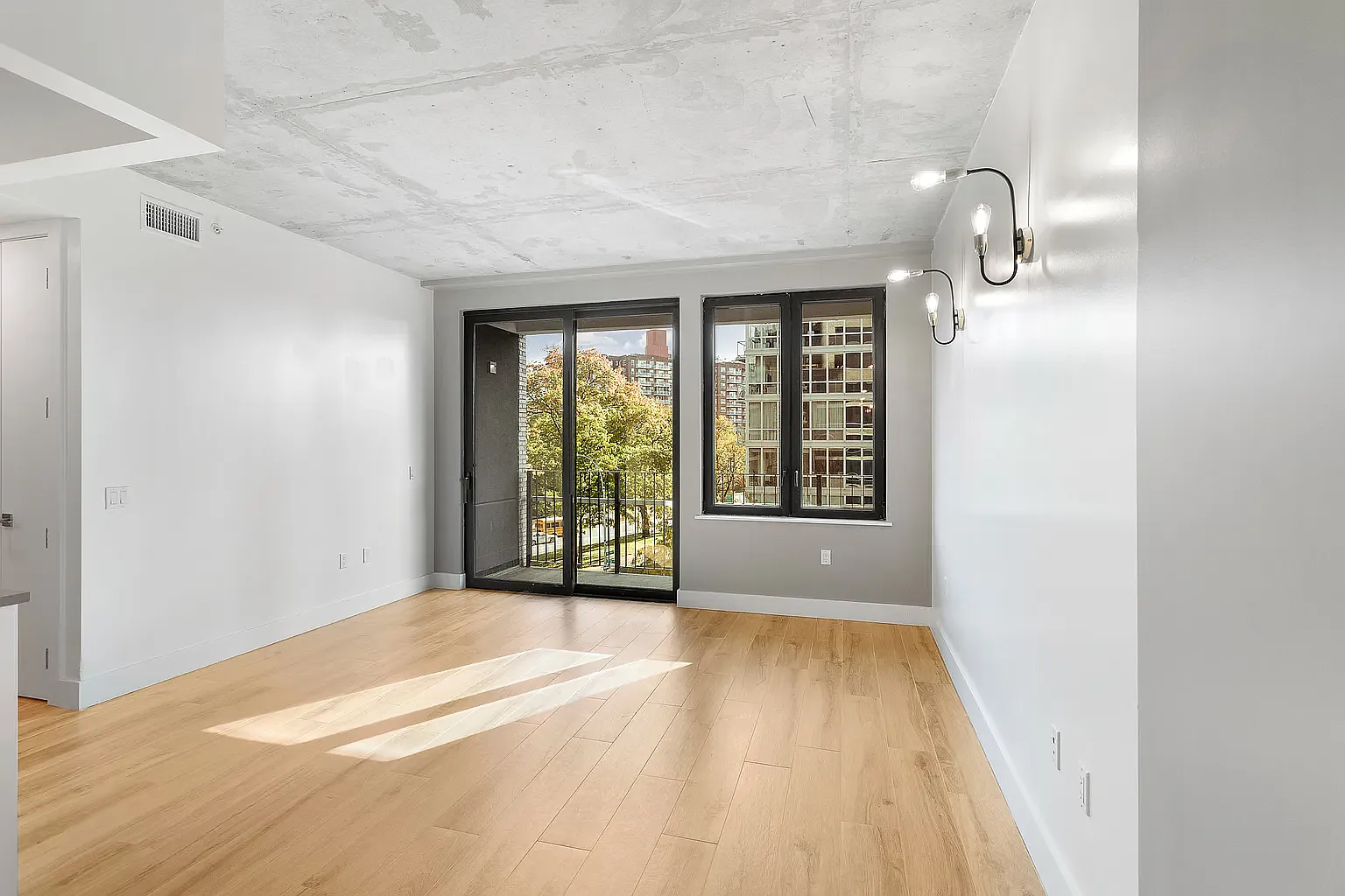 3707 Blackstone Avenue — Photo 2