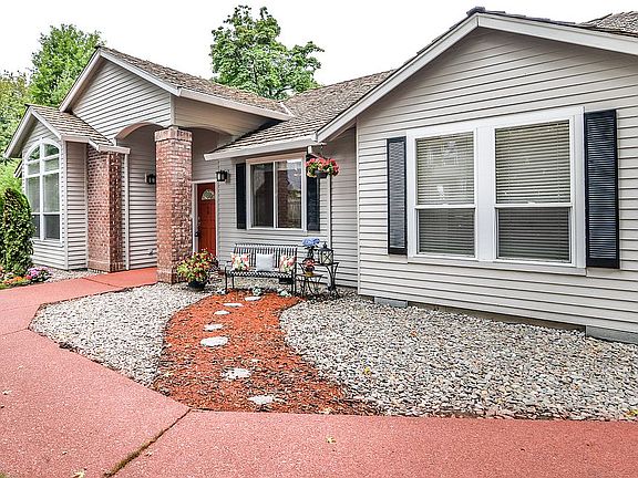3rd image of 790 Graceland Pl