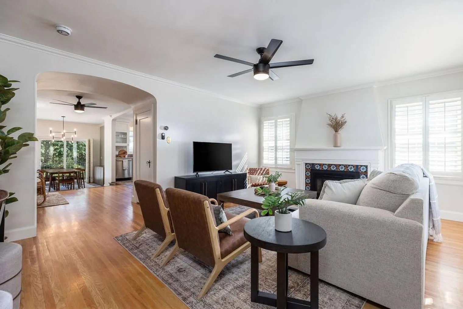 3 bed, 2.0 bath, 1991 sqft, $11,770 — Photo 4