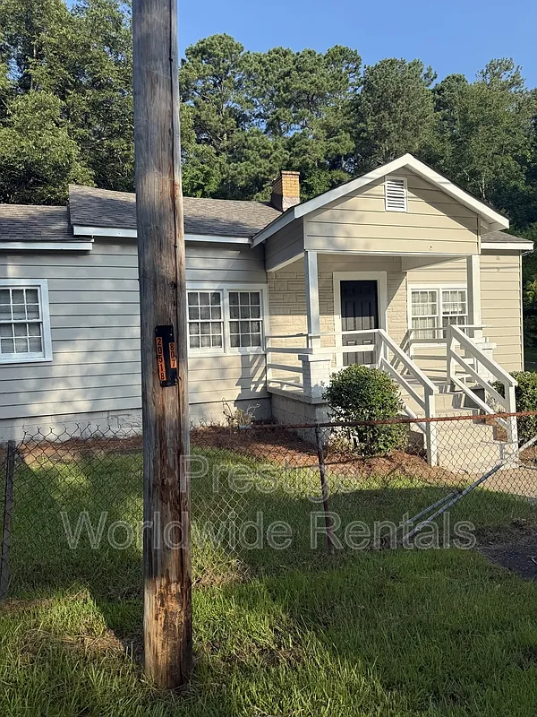 3 bed, 1.0 bath, 1176 sqft, $1,200 — Photo 1