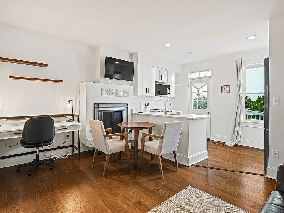 409 Constitution Ave NE #4