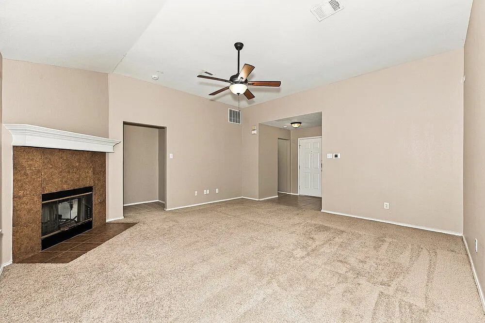 3 bed, 2.0 bath, 1434 sqft, $2,020 — Photo 3