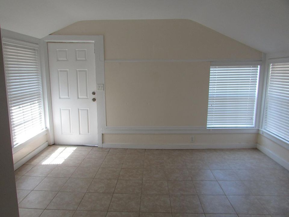 Living room and entrance to apartment