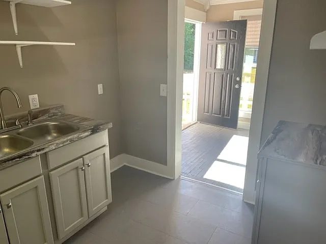 1119 Beverly St — Photo 3