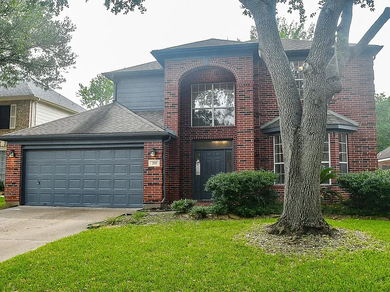 215 Windrift Ct — Photo 2