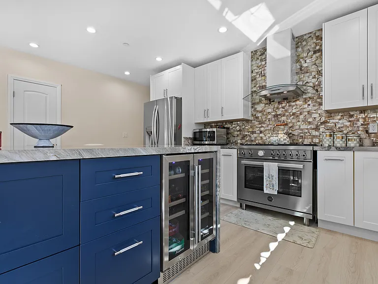 2101 E Glenoaks Blvd — Photo 13