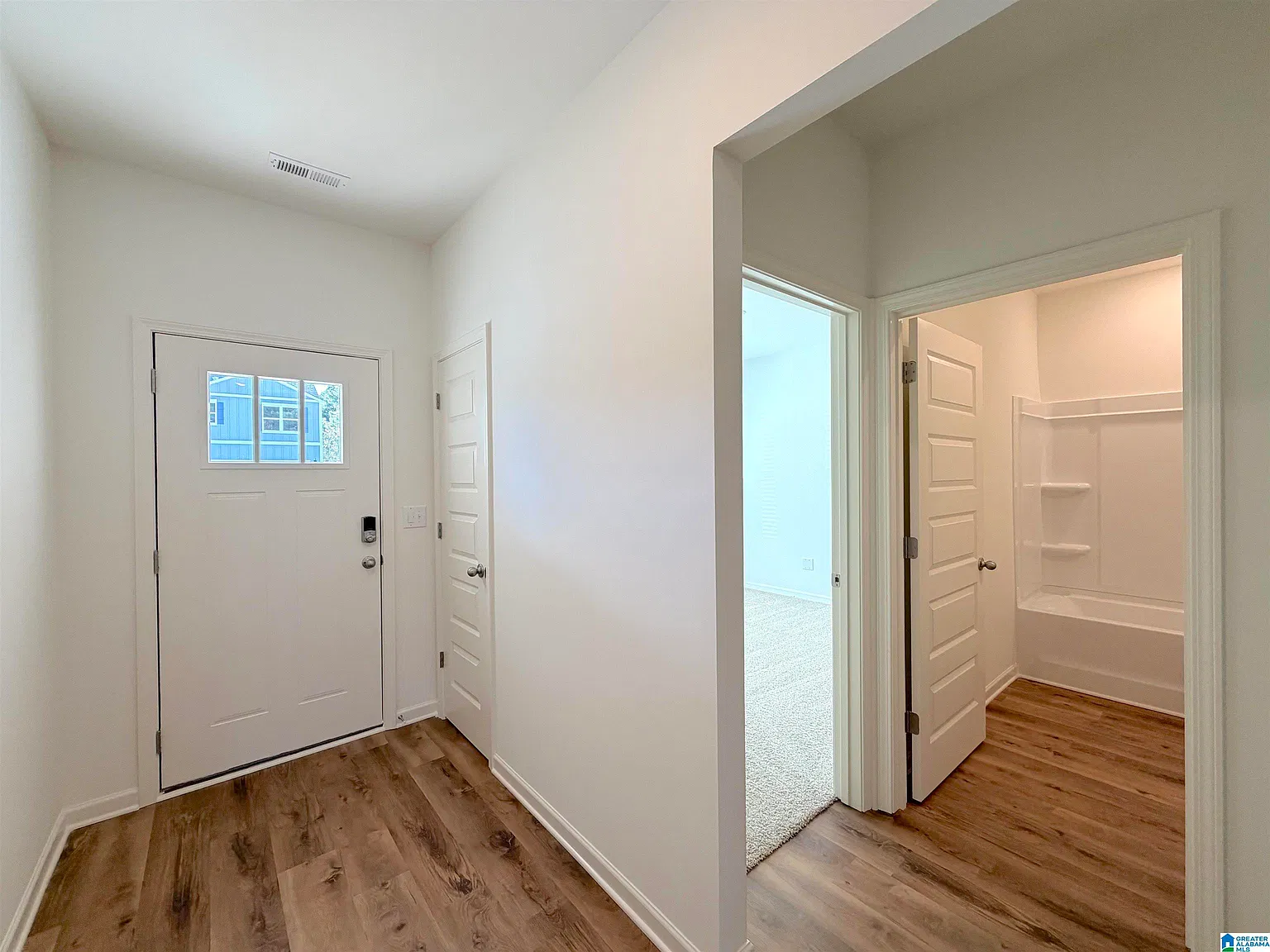 4 bed, 2.0 bath, 1774 sqft, $2,099 — Photo 4