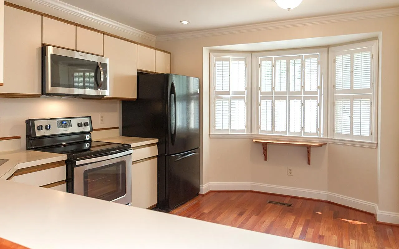 4 bed, 2.5 bath, 2040 sqft, $4,000 — Photo 4