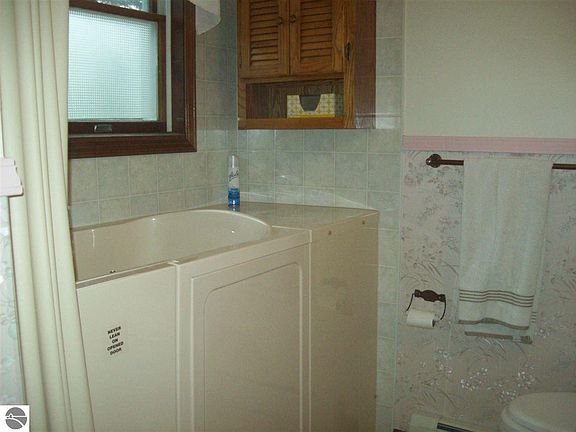 2nd image of 209 E Lincoln St