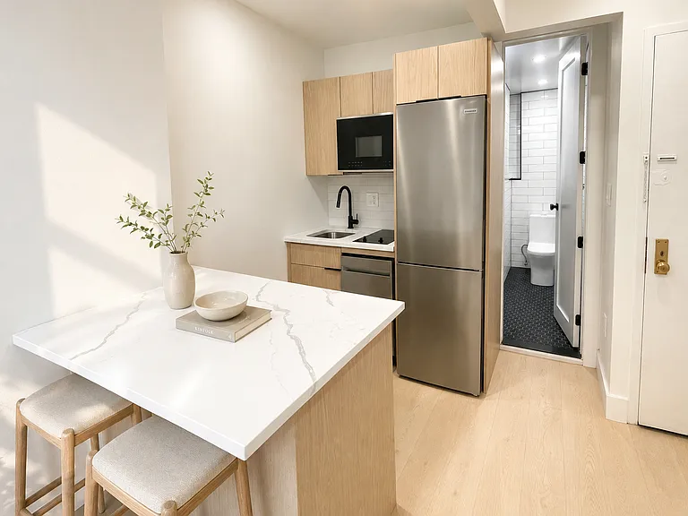 413 E 9th St #2C — Photo 1