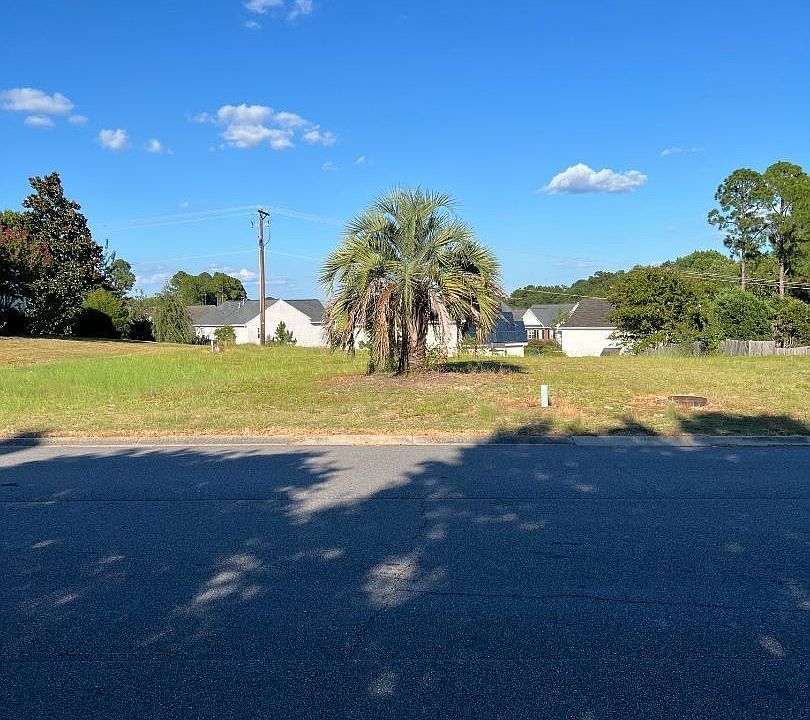 1st image of 28 Hunters Pond Dr