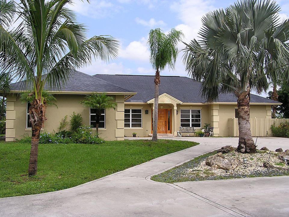 Great Curb Appeal!!