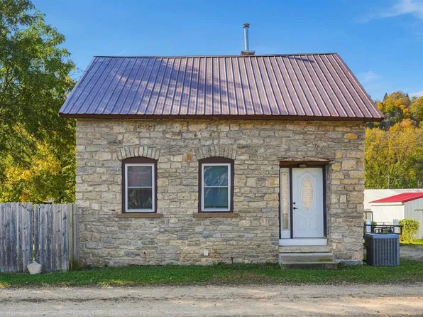 110 N 3rd St, Guttenberg, IA 52052