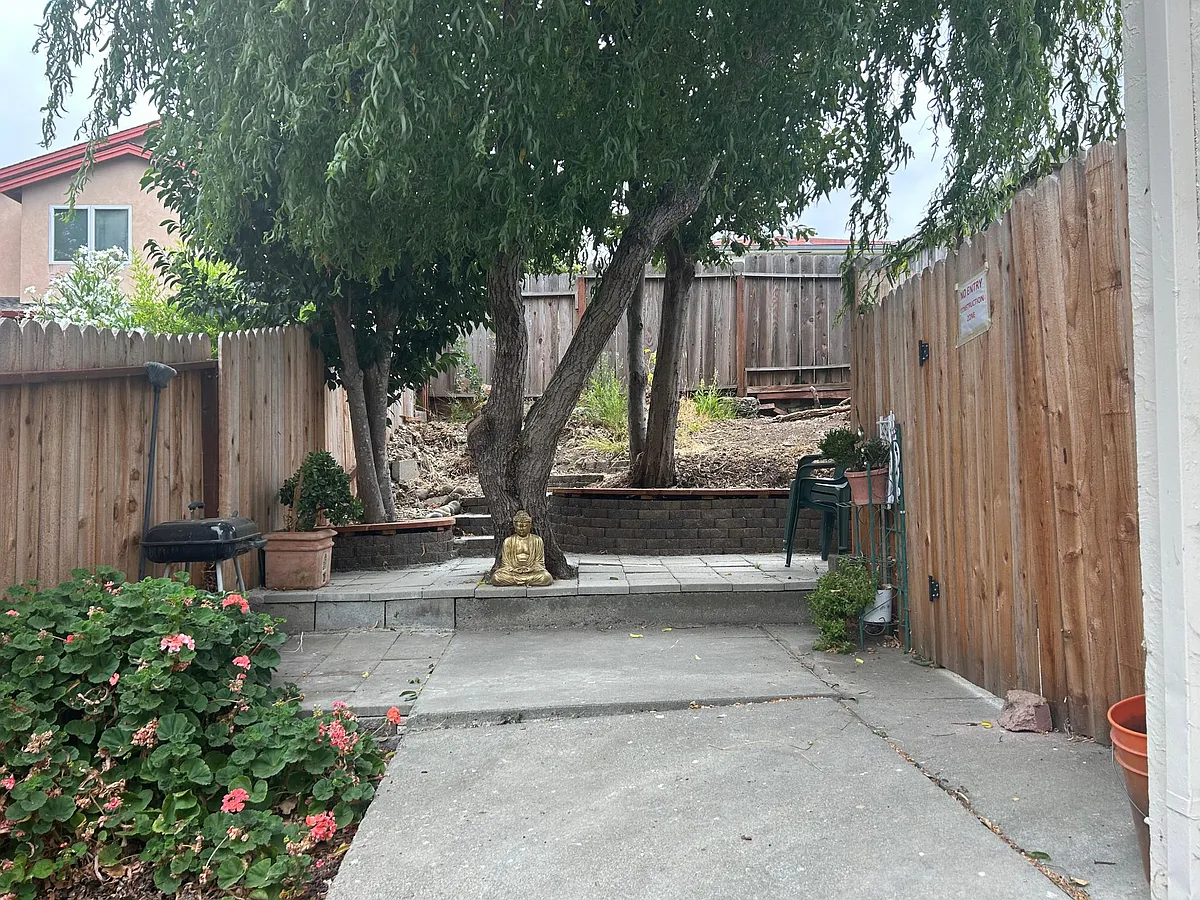 Building Photo - 885 5th Ave #2