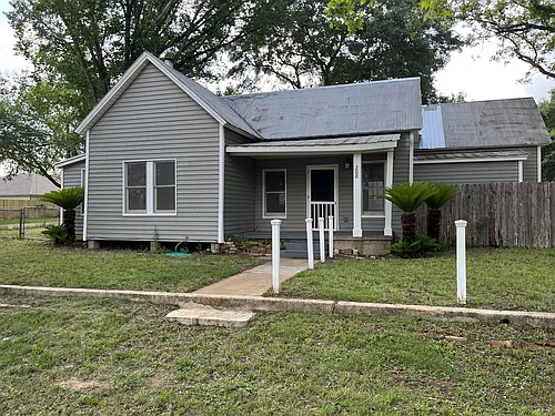 208 Live Oak St Photo 1