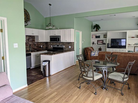 4th image of 22914 Martes St